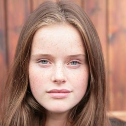 Imogen King - The Watchman演員 飾演Kelly