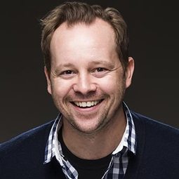 約書亞·哈托 飾演 Hank