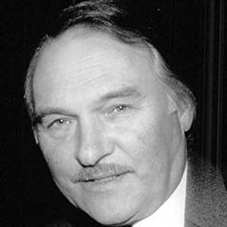 Dinsdale Landen 飾演 Dr Prentice