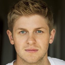 Michael Grant Terry 飾演 Carl Dresden