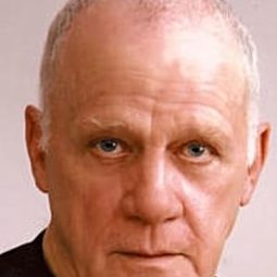 里昂·拉瑟姆 - The Retrievers演員 飾演Farmer Jenkins