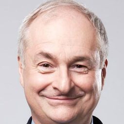 Paul Gambaccini 飾演 Self