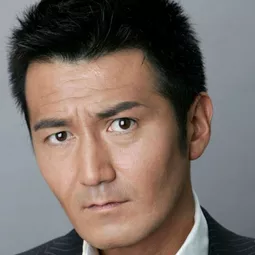 江原シュウ 飾演 