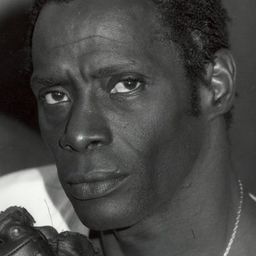 Sidiki Bakaba 飾演 Theophile Bijou