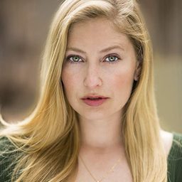 Marina Pasqua 飾演 Roxanne Bouchard