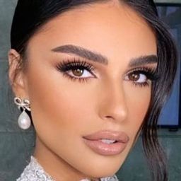 Anais Dospinescu 飾演 Renata