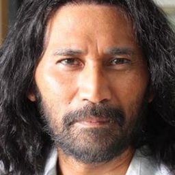 亞歷克斯·科曼 飾演 Hasan Ali Surati