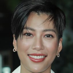 莫莉 飾演 Lu Mei Ru