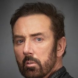 Bryan Larkin 飾演 Hunter