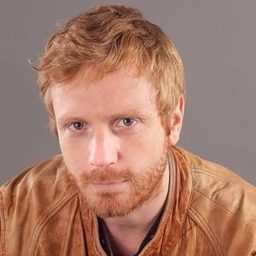 Yannis Bougeard 飾演 L'homme qui a son avis sur les fiancés de Viveka