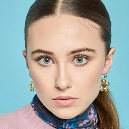 Kensington Tallman 飾演 Riley (voice)