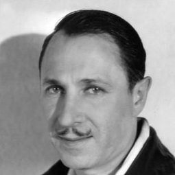 Armand Kaliz 飾演 Count Dekker