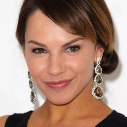 Charity Shea 飾演 Miranda Breyers