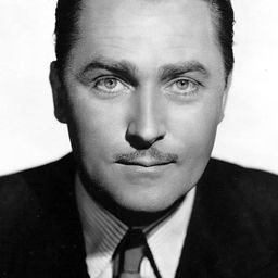 Brian Aherne 飾演 Father Carl Hyacinth