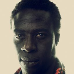 Moustapha Mbengue 飾演 