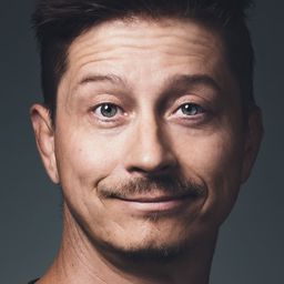 Kari Ketonen 飾演 Pelikaanimies