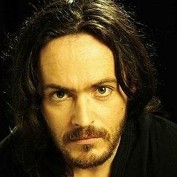 Ciaron Davies 飾演 Dave