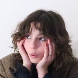 Mitty Hazanavicius 飾演 Nina