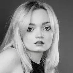 Natalie Grace 飾演 Katie