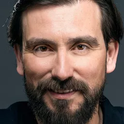 Ivo Bastos 飾演 Barman