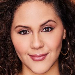 Ashley Holliday 飾演 Suzanne