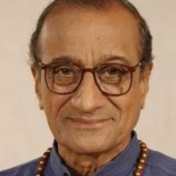 Sudhir Dalvi - English Babu Desi Mem演員 飾演Doctor