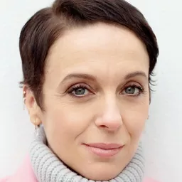 阿曼達·艾賓頓 飾演 Lesbian 2