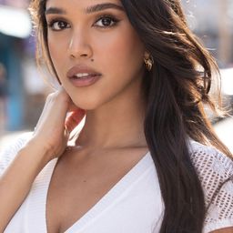 Bianca Nugara 飾演 Caller 3 (voice)