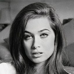 Valerie Leon 飾演 Lady in Bahamas
