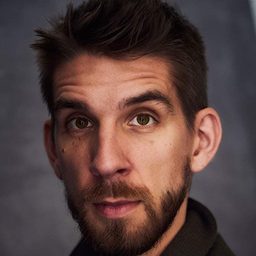 Conner Marx 飾演 Frank Dower