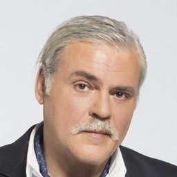 Nikos Karathanos 飾演 Savas Dimadis