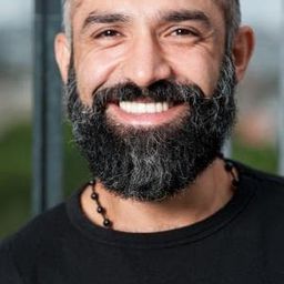 David Ali Hamade 飾演 Yussef