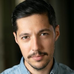 Nick Arapoglou 飾演 Greg
