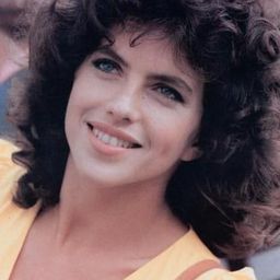 Clio Goldsmith 飾演 Anny