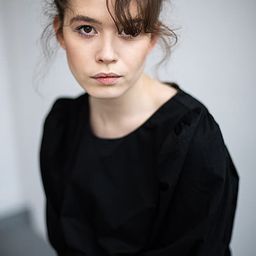 瑪格達蓮娜·瑪斯查尼卡 飾演 Pola