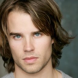 Carson Aune - 巴里奧傳説演員 飾演Cal