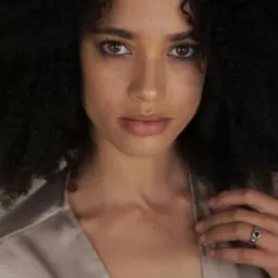 Rausy Giangaré 飾演 Miraijin ragazza