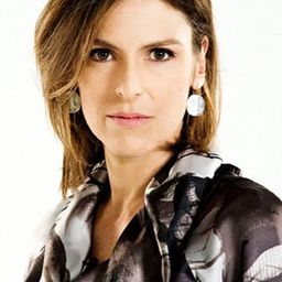 Mónica López 飾演 Amparo