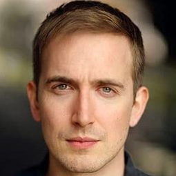 David Reed 飾演 Peter Cook