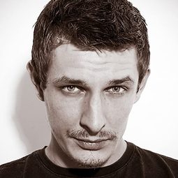 查理斯柏奈爾 飾演 Benjamin