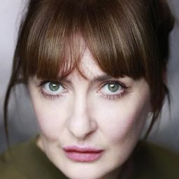 Kathy Kiera Clarke 飾演 Emma