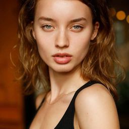 茱莉亞·馬恩札 飾演 Anna Del Monte