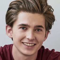奧斯汀·亞伯姆 飾演 James