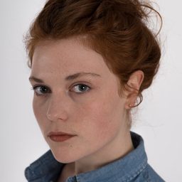 Iris Bry 飾演 Douglas' Mother