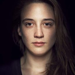 Jaśmina Polak 飾演 'Żuku'