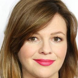 安柏·譚柏林 飾演 Amber