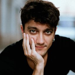 拉蒙羅德納斯 飾演 Javier Gil