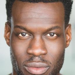 Ansu Kabia 飾演 Huntsman