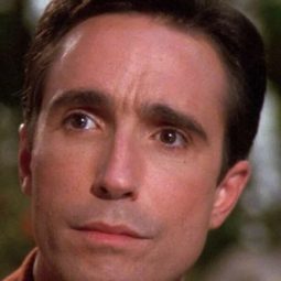 約翰·斯耐德 - 鱷魚先生演員 飾演Pimp