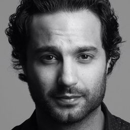 Karim Fahmy - Mama's Boy演員 飾演بشخصيته الحقيقية